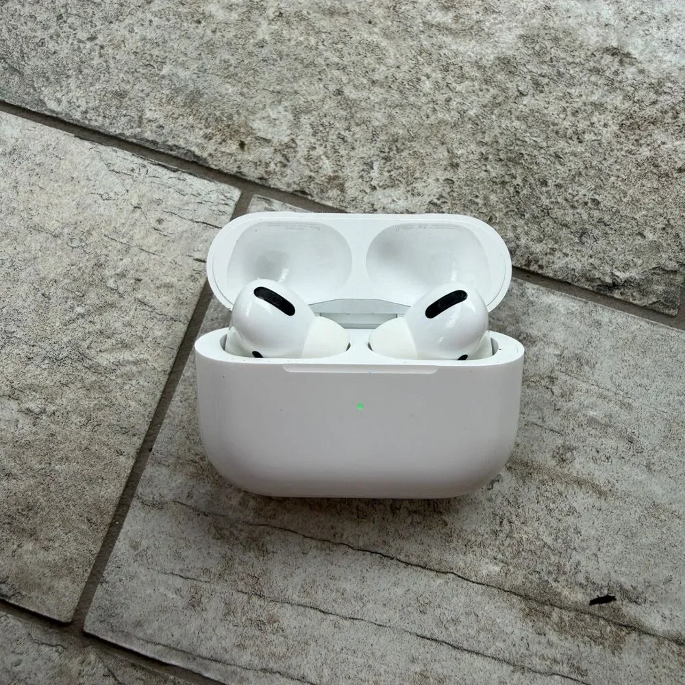 Apple AirPods Pro 1st Gen MWP22AM/A Wireless Charging Case White Earbuds